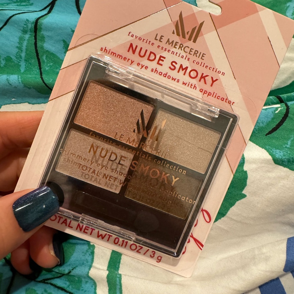 Le Mercerie Nude Smokey Shimmery Eyeshadow Palette With Applicator